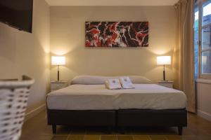 een slaapkamer met een bed met twee handdoeken erop bij Bosque Divino Cabañas & Suites in Valle Grande