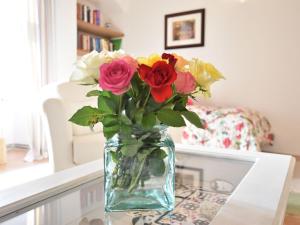 a vase filled with flowers sitting on a table at Wohnung in der Naehe der Ostseekueste in Gerdshagen