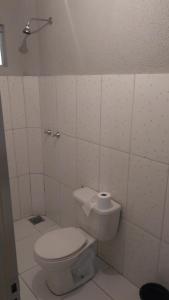 ein Bad mit einem WC und einer Rolle Toilettenpapier in der Unterkunft Flat Três Marias in Goiânia