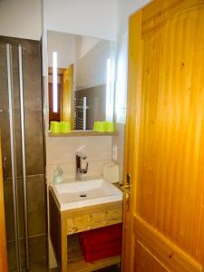 ツェル・アム・ゼーにあるAppartementhaus Hollausのバスルーム(白い洗面台、鏡付)