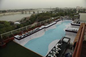 Bazén v ubytování SilverCloud Hotel and Banquets nebo v jeho okolí