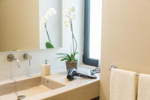 A bathroom at 200 ROOMS & TERRACE Még 37 kép