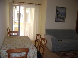 - un salon avec une table et un canapé dans l'établissement Dalmacia apartments, à Srima