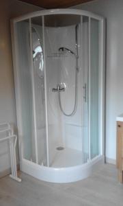 Ένα μπάνιο στο Apartments Moulin du Martinet - Chambre d'hôte