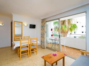 TV a/nebo společenská místnost v ubytování Apartamentos Green Line Bon Sol - AB Group