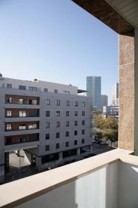 uma vista a partir da varanda de um edifício em Parque das Nações - Fil Pool Apartment em Lisboa