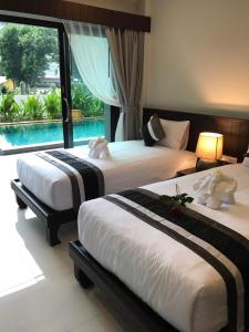 拉邁的住宿－阿馬里娜綠色酒店，卧室内的两张床,享有游泳池的景色