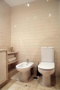 リスボンにあるParque das Nações - Fil New Apartmentのバスルーム(トイレ、洗面台付)