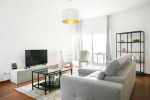 リスボンにあるParque das Nações - Fil New Apartmentのリビングルーム(ソファ、テレビ付)