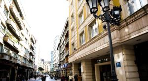 a city street filled with lots of tall buildings at Hotel Clarin in Oviedo