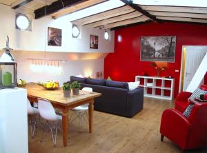 a kitchen and living room with a table and a couch at Boathotel Rotterdam Seven in Rotterdam
