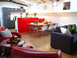 a living room with a table and chairs and a kitchen at Boathotel Rotterdam Seven in Rotterdam