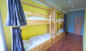 Postel nebo postele na pokoji v ubytování SAHIL Hostel & Hotel