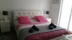 - une chambre dotée d'un lit avec des chaussures noires dans l'établissement La Vénitienne, à Colmar