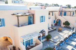 uma vista aérea de uma casa com janelas brancas e azuis em Anemoessa Villa em Oia