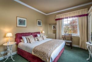 Un pat sau paturi într-o cameră la The Lynch Country House