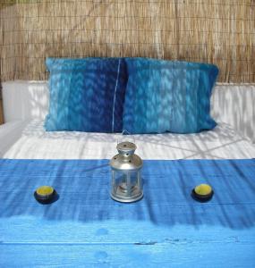 Un frasco en una cama con dos velas. en El mirador de la Habana, en Albuñuelas