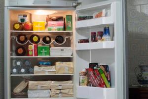 einen offenen Kühlschrank mit Speisen und Getränken in der Unterkunft L'incrocio - Bed&Breakfast in Imola