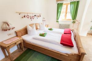 Posteľ alebo postele v izbe v ubytovaní Biohof Seidl