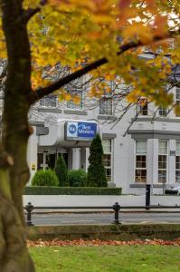 ニューカッスル・アポン・タインにあるBest Western New Kent Hotelの前に看板がある建物