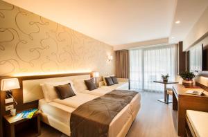 Postel nebo postele na pokoji v ubytování Hotel Bisesti ***S