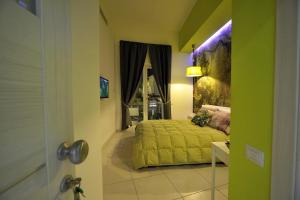 サンタントーニオ・アバーテにあるRoom Sorrentoのベッドルーム(緑のベッド1台、窓付)