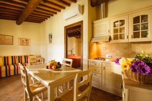 格罗塞托港Tenuta dei Principi的厨房兼餐厅，配有桌椅