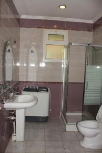 Ένα μπάνιο στο City Guests Hotel Suites