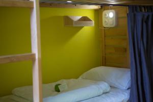 Postel nebo postele na pokoji v ubytování SAHIL Hostel & Hotel