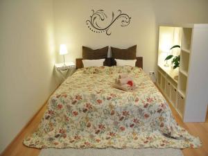 ein Schlafzimmer mit einem Bett, auf dem eine Puppe liegt in der Unterkunft Apartment Mida in Freiburg im Breisgau