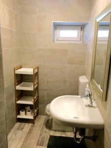 un baño con lavabo y espejo en Adriatic Villa Lumbarda, en Lumbarda 50 fotos más