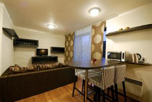 een kleine keuken met een tafel en stoelen in een kamer bij Apartments Ski & Sun in Liptovský Mikuláš