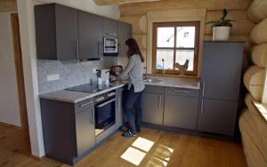 Kuchyň nebo kuchyňský kout v ubytování Holzhaus Lugerhof