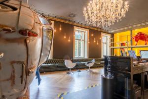 布拉格的住宿－MeetMe 23 飯店，配有桌椅和吊灯的客房
