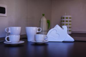 dos tazas y dos platillos en una mesa en 4YOU APARTMENTS - PONTI ROMANI, en Padua