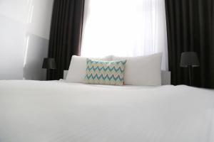 イスタンブールにあるBayer Hotelのベッドルーム(白いシーツと枕付)
