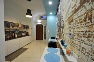 - une cuisine avec deux tables et un mur avec écriture dans l'établissement Apartment Amalfi, à SantʼAntonio Abate
