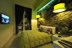 een slaapkamer met een bed en een groot schilderij aan de muur bij Apartment Amalfi in SantʼAntonio Abate