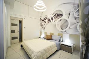 - une chambre avec un lit et un mur avec des cercles dans l'établissement Apartment Amalfi, à SantʼAntonio Abate