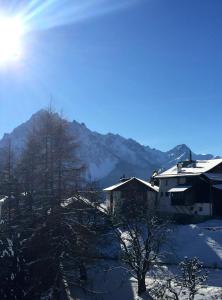 Ein allgemeiner Bergblick oder ein Berglick von der Ferienwohnung aus