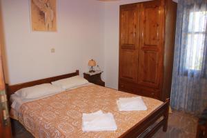 een slaapkamer met een bed met twee handdoeken erop bij Tasos Cottages in Gerani Chanion