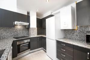 Kuchyň nebo kuchyňský kout v ubytování Font del Ferro Apartments