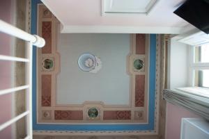 サレルノにあるDoralice comfort houseの時計付きの部屋の角