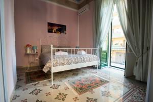 サレルノにあるDoralice comfort houseのベッドルーム1室(ベッド1台、大きな窓付)