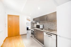 Kuchyň nebo kuchyňský kout v ubytování Font del Ferro Apartments