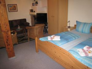 Pension Schihütte في اوبرستوفن: غرفة نوم مع سرير وغرفة معيشة