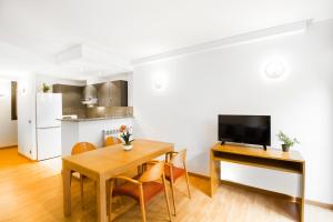 Kuchyň nebo kuchyňský kout v ubytování Font del Ferro Apartments