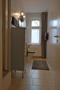 een badkamer met een wastafel en een raam bij Ferienwohnung Wartburgblick in Eisenach +9 foto's