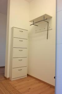 een kast met een wit dressoir en een plank bij Ferienwohnung Wartburgblick in Eisenach