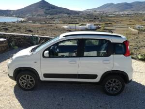 Molos ParouにあるNatura Villas Parosの丘の上に駐車した白車